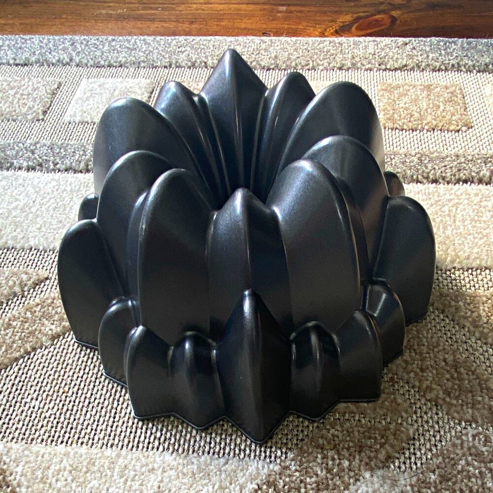 Nonstick Flower Bundt Cake Mold Pan, Black Aluminum 2-6L 10in 450°F